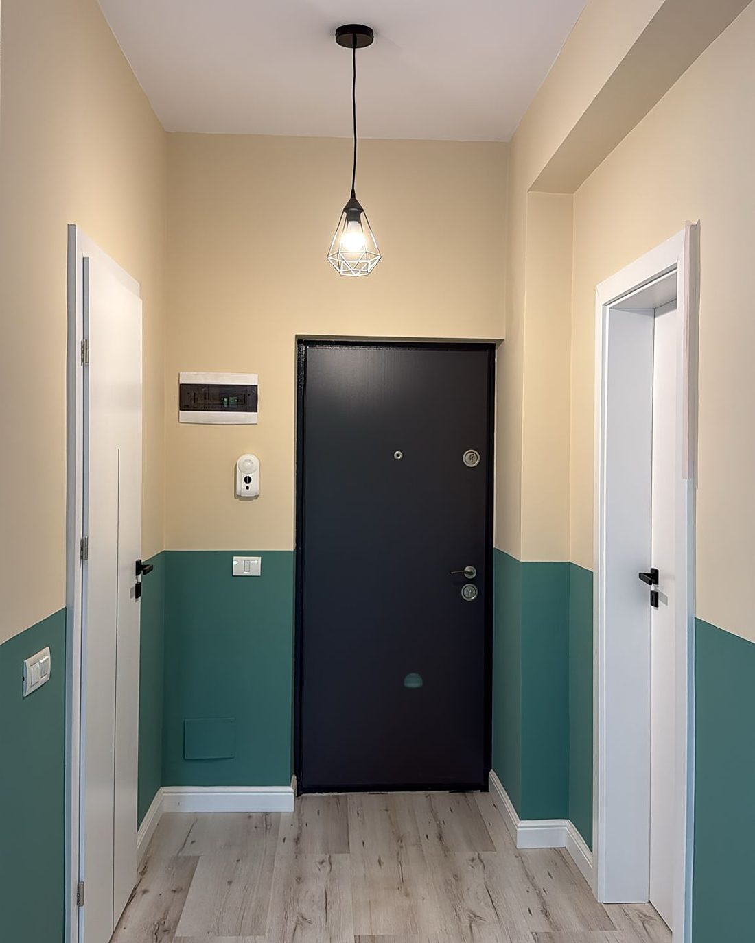 Hol renovat în Chiajna, cu pereți zugrăviți în două culori: verde-turcoaz jos, crem sus