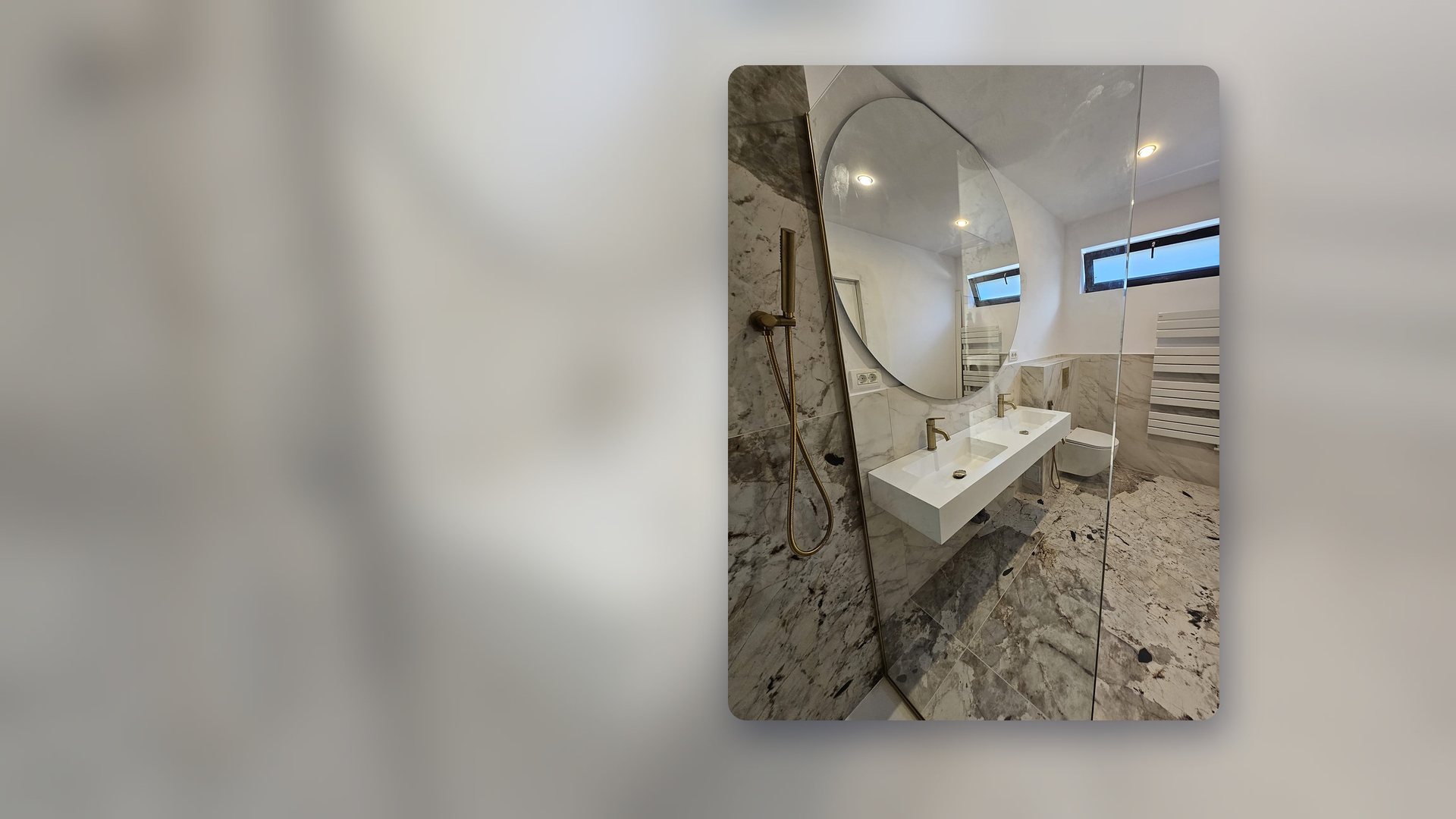 Baie renovată în Mogoșoaia: duș walk-in cu sticlă și profil auriu, oglindă rotundă, lavoar dublu și placări tip marmură